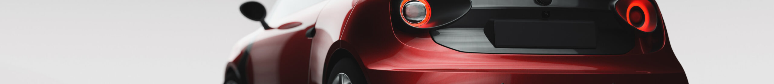 Componenti di carrozzeria per minicar su sfondo officina